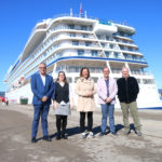 El port de Palamós inaugura temporada de creuers. S’esperen 53.000 passatgers i 61 escales La directora general de Ports, Annabel Moreno, amb els alcaldes de Palamós, Lluís Puig, i de Roses, Josep Maria Martínez, la diputada, Maria Puig i el regidor de Turisme de Palamós, Antoni Bachiller al port de Palamós amb el creuer Data de publicació: dilluns 01 d’abril del 2024, 12:39 Localització: Palamós Autor: Gemma Tubert