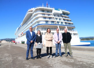 Antoni Bachiller: «Menys és més. El que hem de fer és millorar la qualitat» La directora general de Ports, Annabel Moreno, amb els alcaldes de Palamós, Lluís Puig, i de Roses, Josep Maria Martínez, la diputada, Maria Puig i el regidor de Turisme de Palamós, Antoni Bachiller al port de Palamós amb el creuer Data de publicació: dilluns 01 d’abril del 2024, 12:39 Localització: Palamós Autor: Gemma Tubert