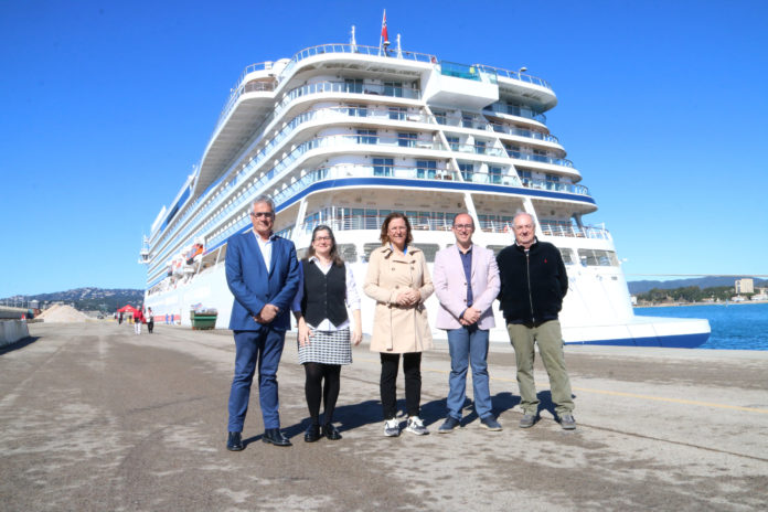 La directora general de Ports, Annabel Moreno, amb els alcaldes de Palamós, Lluís Puig, i de Roses, Josep Maria Martínez, la diputada, Maria Puig i el regidor de Turisme de Palamós, Antoni Bachiller al port de Palamós amb el creuer Data de publicació: dilluns 01 d’abril del 2024, 12:39 Localització: Palamós Autor: Gemma Tubert