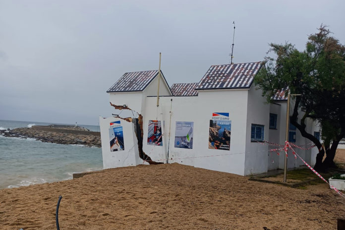 L'edifici que acull l'escola de vela de Platja d'Aro, amb la façana ensorrada pel temporal Data de publicació: dilluns 29 d’abril del 2024, 17:16 Localització: Platja d'Aro Autor: Cedida per Joaquina García / Platja d'Aro