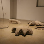 Marc Larré guanya el premi Antoni Vila Casas d’Escultura 2024 amb una obra en què plasma el seu cos en sorra