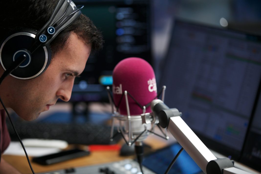 Martí Saguer a l'estudi de Ràdio Capital