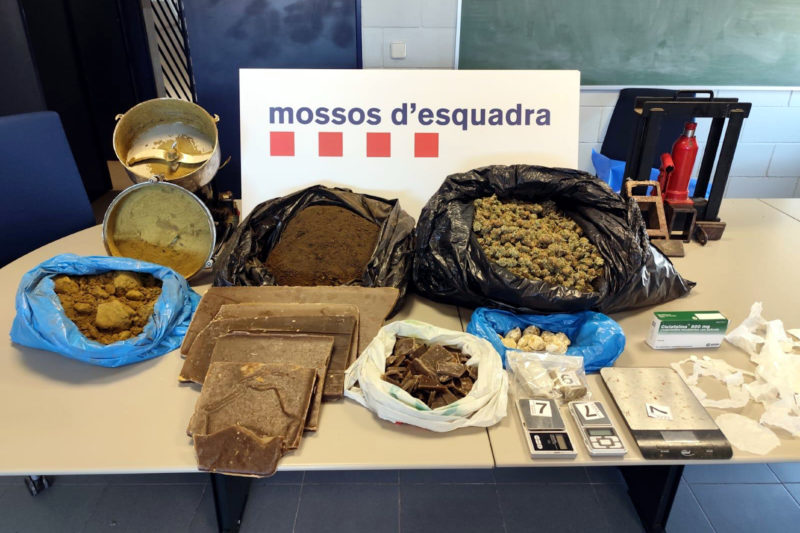 Les peces d'haixix, la marihuana i els diferents estris que els mossos van comissar als dos detinguts per vendre droga al carrer a l'Estartit Data de publicació: dilluns 06 de maig del 2024, 16:54 Localització: Vilopriu Autor: Cedida pels Mossos d'Esquadra
