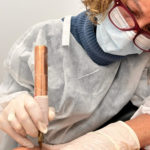 L’Hospital de Palamós incorpora la micropigmentació de l’arèola i el mugró per a dones que han patit càncer de mama Una professional d'infermeria de l'hospital de Palamós practica una micropigmentació de mugró a una pacient Data de publicació: dijous 23 de maig del 2024, 11:55 Localització: Palamós Autor: Imatge cedida a l'ACN per l'Hospital de Palamós