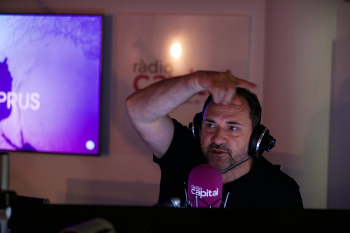 Miquel Curanta Veient el Festival d'Eurovisió a la plaça de l'estudi de Ràdio Capital