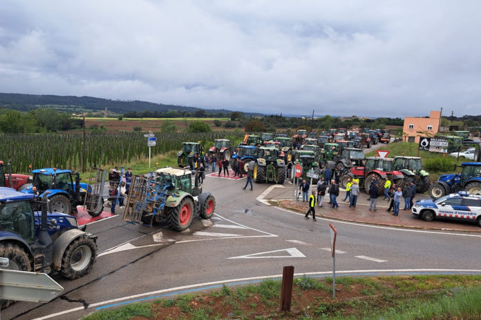 protesta de pagesos amb tractors a la pera simón coll