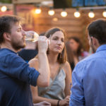 La mostra Tocs de Vi de la DO Empordà es trasllada a la Devesa de Girona Un home beu una copa de vi de la DO Empordà mentre dues persones parlen en una imatge de la fira Tocs de Vi de l'any passat a Girona Data de publicació: dilluns 27 de maig del 2024, 15:22 Localització: Girona Autor: Imatge cedida a l'ACN per la DO Empordà