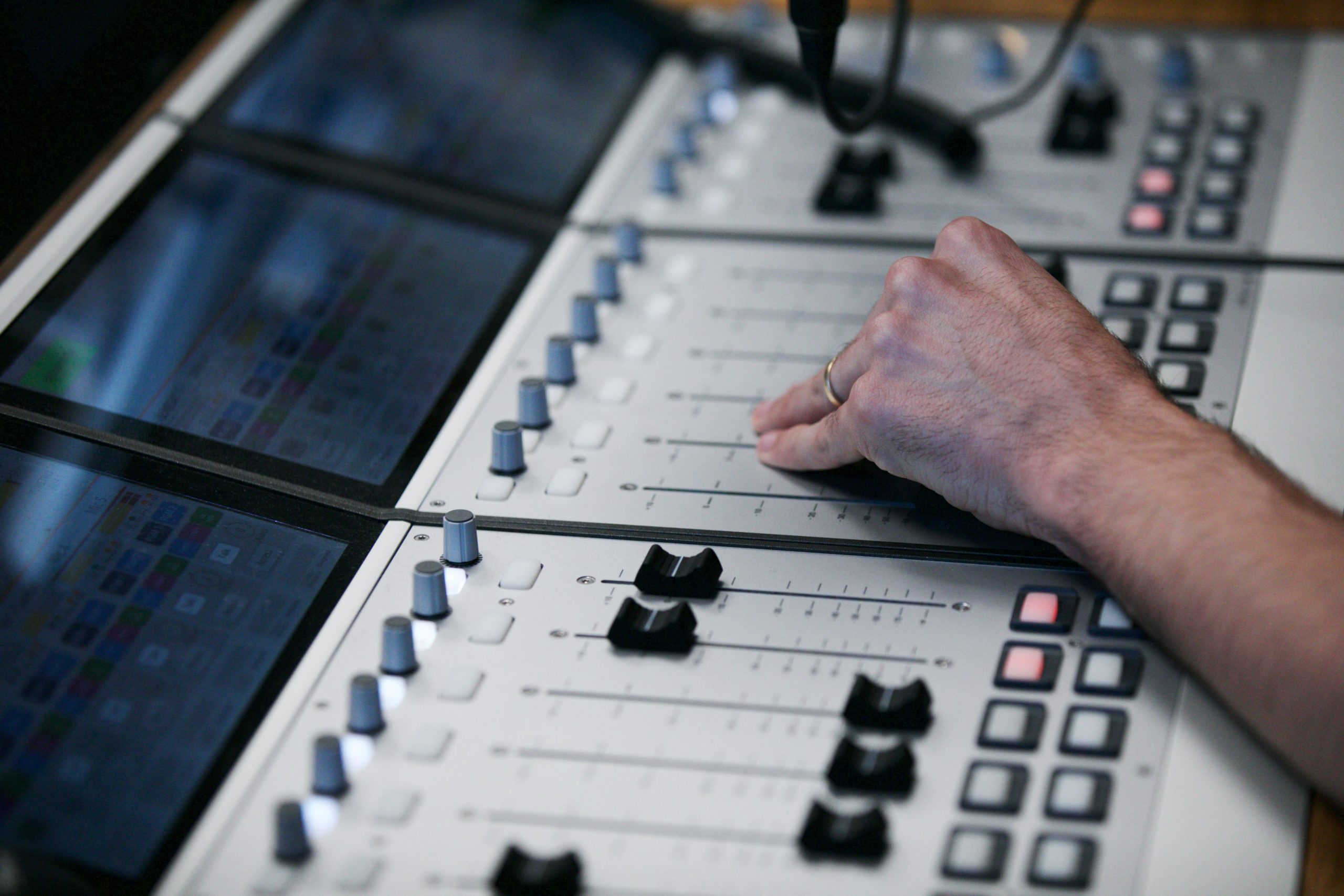 Taula de so de l’estudi de Ràdio Capital Taula de so de l'estudi de Ràdio Capital