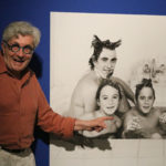 El Palau Solterra acull l’exposició fotogràfica de Leopold Samsó Leopold Samsó al costat d'una fotografia de Pau Riba i la seva família Data de publicació: dimecres 26 de juny del 2024, 13:13 Localització: Torroella de Montgrí Autor: Gerard Vilà