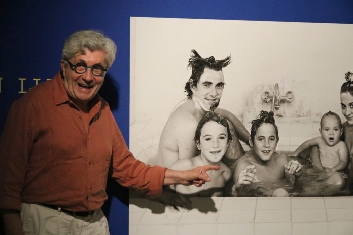 Leopold Samsó al costat d'una fotografia de Pau Riba i la seva família Data de publicació: dimecres 26 de juny del 2024, 13:13 Localització: Torroella de Montgrí Autor: Gerard Vilà Leopold Samsó al costat d'una fotografia de Pau Riba i la seva família Data de publicació: dimecres 26 de juny del 2024, 13:13 Localització: Torroella de Montgrí Autor: Gerard Vilà
