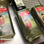 Detingudes dues dones per intentar robar oli d’oliva, amb violència, d’un supermercat de Palafrugell Les ampolles d'oli d'oliva que es van intentar sustreure d'un supermercat a Palafrugell Data de publicació: divendres 28 de juny del 2024, 16:09 Localització: Palafrugell Autor: Imatge cedida a l'ACN pels Mossos d'Esquadra