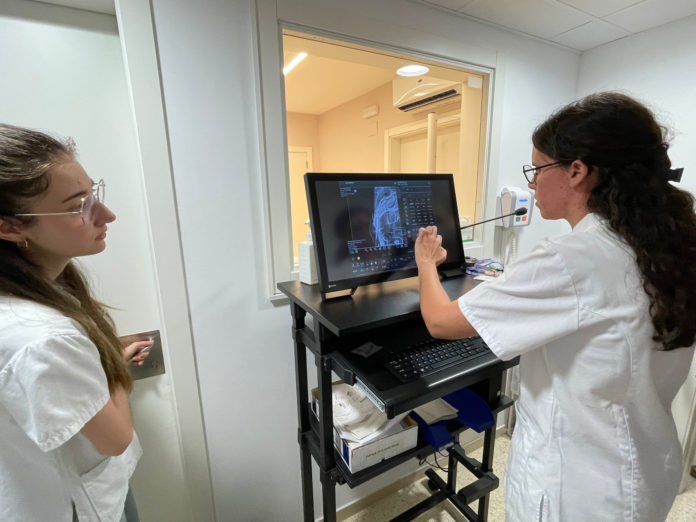 Tècniques de radiologia del CMQ de Reus durant les proves de raig X als gegants vells de l'Arboç el dimecres 26 de juny del 2024 - Cedida a l'ACN pel Taller Avall de Reus Tècniques de radiologia del CMQ de Reus durant les proves de raig X als gegants vells de l'Arboç el dimecres 26 de juny del 2024 - Cedida a l'ACN pel Taller Avall de Reus