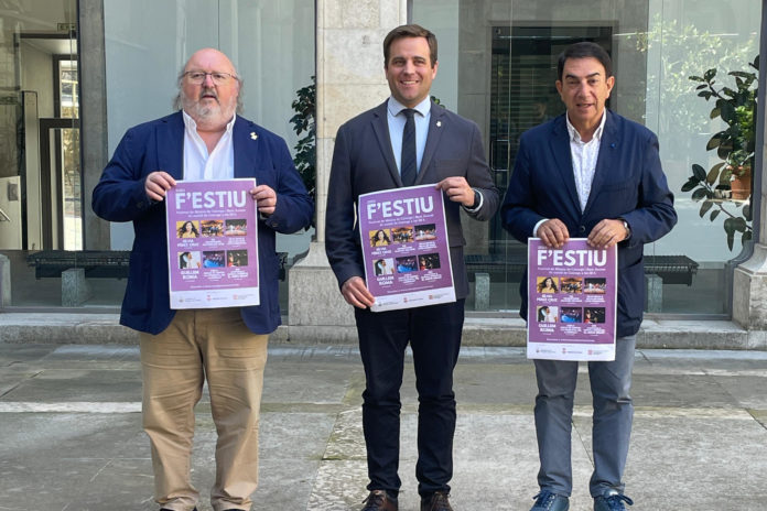 L'alcalde de Calonge, Jordi Soler, el diputat de Cultura de la Diputació de Girona, Jordi Camps, i el director artístic del F'Estiu, Francesc Sánchez Carcassés, en la programació del festival f'estiu Data de publicació: dimarts 04 de juny del 2024, 14:34 Localització: Calonge Autor: Imatge cedida a l'ACN per la Diputació de Girona