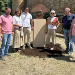 Forallac homenatja l’artista Cado Manrique amb una nova escultura a Peratallada privat:-l’ajuntament-de-forallac-installa-una-escultura-de-cado-manrique-a-peratallada
