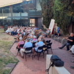 L’homenatge a Josep Maria Roglan, autor de “La barca xica” omple el pati de la biblioteca de Palafrugell homenatge josep maria roglan biblioteca palafrugell