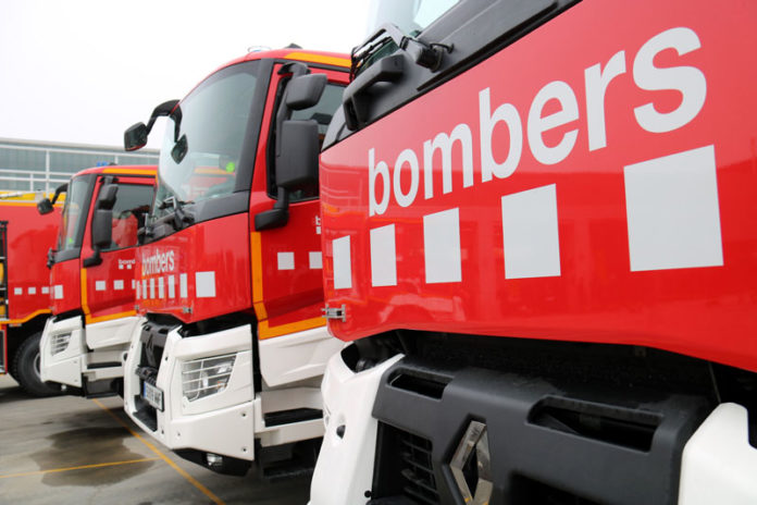 privat:-els-bombers-treballen-per-apagar-un-incendi-de-vegetacio-a-begur