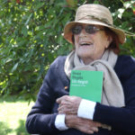 Mor l’escriptora i col·laboradora de Ràdio Capital, Rosa Regàs L'escriptora Rosa Regàs somriu mentre aguanta el seu llibre 'Un llegat' Data de publicació: dimarts 28 de maig del 2024, 13:13 Localització: Llofriu Autor: Aleix Freixas