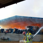 Un incendi crema un cobert de bales de palla d’una granja de Foixà Bombers servei foixà