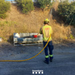Els Bombers apaguen un incendi d’un sofà en un camí proper a la C-31 a Calonge Bombers sofa calonge
