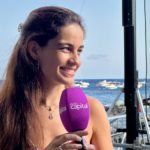 Mariona Escoda a Calella de Palafrugell durant una entrevista amb Ràdio Capital
