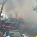 Els Bombers treballen per apagar un cotxe incendiat a Sa Riera cotxe cremat sa riera