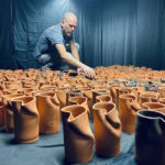 El Terracotta Museu inaugura la instal·lació artística ‘Contingent’ del ceramista Lluís Xifra Xifra durant el muntatge de Contingent Terracotta museu