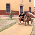 L’Institut Català del Suro impulsa un projecte per fer escocells i paviments per a parcs infantils amb taps reciclats El director de l'Institut Català del Suro comprovant el paviment fet amb taps reciclats Data de publicació: dissabte 06 de juliol del 2024, 08:00 Localització: Palafrugell Autor: Marina López