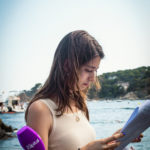 Anna Salvadó amb el micròfon de Ràdio Capital  a l’especial de Ràdio Capital, “Una cantada diferent” a la Cantada d’hanaveres de Calella de Palafrugell.