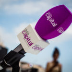 Ràdio Capital i Taronja Ràdio sumen 15.000 oients en la primera onada de l’EGM 2025 Micròfon de Ràdio Capital a l'especial de Ràdio Capital, "Una cantada diferent" a la Cantada d'hanaveres de Calella de Palafrugell. Fotografia: Laia Serch