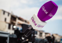 Ràdio Capital de l’Empordà i Taronja Ràdio Girona superen els 24.000 oients Micròfon de Ràdio Capital a l'especial de Ràdio Capital, "Una cantada diferent" a la Cantada d'hanaveres de Calella de Palafrugell. Fotografia: Laia Serch
