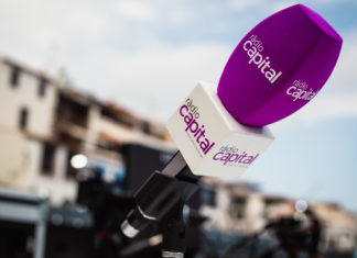 Ràdio Capital de l’Empordà i Taronja Ràdio Girona superen els 24.000 oients Micròfon de Ràdio Capital a l'especial de Ràdio Capital, "Una cantada diferent" a la Cantada d'hanaveres de Calella de Palafrugell. Fotografia: Laia Serch
