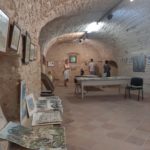 privat:-arrenca-un-nou-cicle-d’exposicions-d’estiu-a-la-sala-municipal-el-teatre-de-peratallada