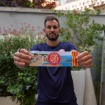 El Girona FC personalitza uns nous braçals de capità amb il·lustracions de la Costa Brava i el Pirineu de Girona