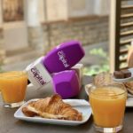 Micròfon ràdio capital esmorzar suc de taronja croisant