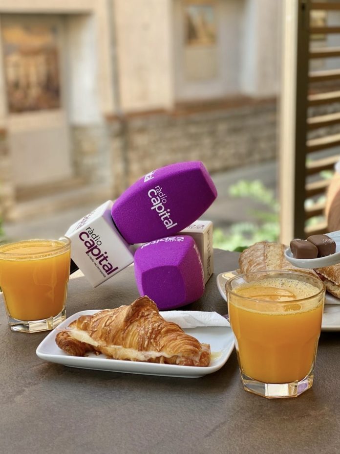 Micròfon ràdio capital esmorzar suc de taronja