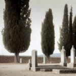 Memòria viva del Baix Empordà: Un passeig pels cementiris de la comarca Cementiri - Imatge generada per IA