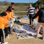 Joves de Catalunya, les Balears, i Occitània apleguen més de 200 quilos de residus en una hora recollits d’entorns naturals protegits
