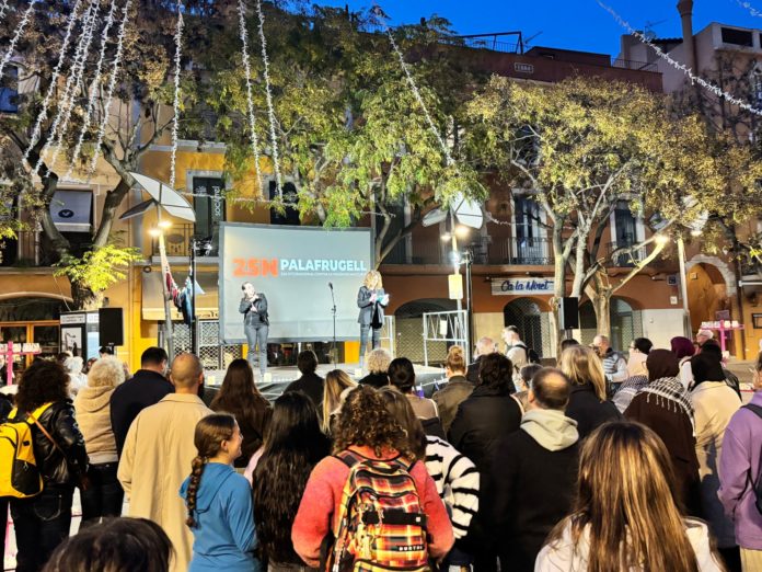 privat:-palafrugell-reivindica-el-25n-amb-musica-i-la-lectura-d’un-manifest