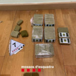 Detenen 2 homes i desmantellen un punt de venda de drogues en dos pisos ocupats de la Bisbal Mossos detenció drogues Bisbal