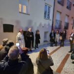 privat:-inaugurada-la-nova-placa-mossen-pere-surribas-al-nucli-antic-de-calonge