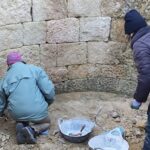 Comencen els treballs de neteja de la cisterna malmesa per actes vandàlics al poblat ibèric de Castell actes vandàlics poblat del castell palamós