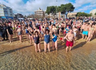 Sant Feliu de Guíxols obrirà l’any amb el Primer Bany a la platja, l’1 de gener a la 1 del migdia privat:-gairebe-500-persones-participen-en-el-primer-bany-de-l’any-a-sant-feliu-de-guixols