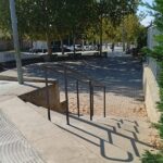 privat:-es-colloquen-baranes-en-alguns-indrets-de-la-bisbal-per-millorar-l’accessibilitat