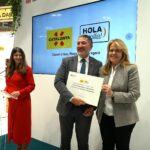 El conseller Sàmper lliura a Castell d’Aro, Platja d’Aro i S’Agaró la distinció HOLA família! lluirament distintiu hola família platja d'aro