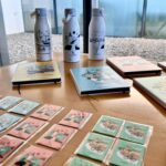 Palafrugell estrena més material de marxandatge amb les il·lustracions d’Anna Grimal 2025-02-04._Presentació_nou_marxandatge-2