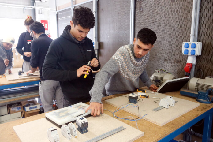 Joves que participen al programa fent pràctiques d'electricitat Data de publicació: dilluns 13 de febrer del 2023, 12:51 Localització: Girona Autor: Xavier Pi