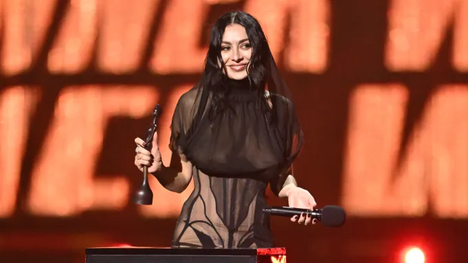 charli-xcx-triomfa-als-brit-awards-2025