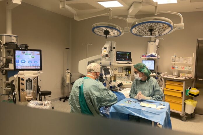 Una intervenció a un dels quiròfans de l'Hospital d'Olot Data de publicació: diumenge 02 de març del 2025, 04:00 Localització: Olot Autor: Ariadna Reche