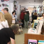 privat:-un-sant-jordi-ple-d’activitats-populars-omple-els-carrers-de-calonge,-poble-de-llibres