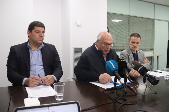 El president de la FOEG, Ernest Plana, acompanyat per dos vicepresidents en la presentació d'un informe sobre la situació econòmica a la demarcació Data de publicació: dijous 03 d’abril del 2025, 11:13 Localització: Girona Autor: Aleix Freixas